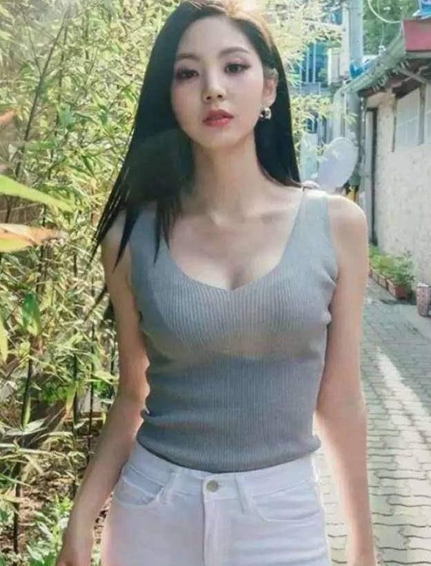 街拍:夏日东莞街头性感身材美女,图1的丰满身材惊艳整