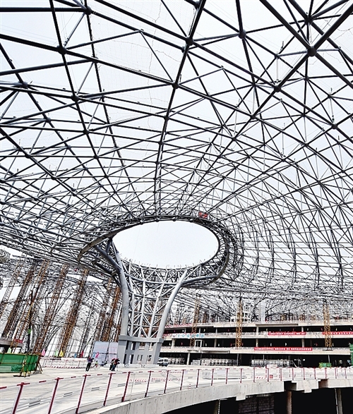 北京新机场航站楼钢结构封顶 攻克"钢结构施工难度的世界之最"