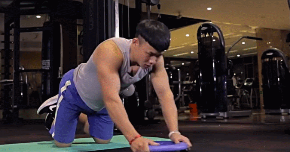 3个健腹轮的训练动作,轰炸你的全身肌肉