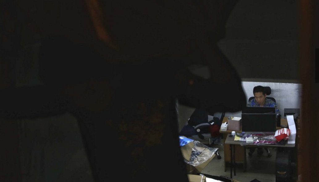 双十一之夜,一名电商客服人员在青岩刘村地下室里熬夜加班着.
