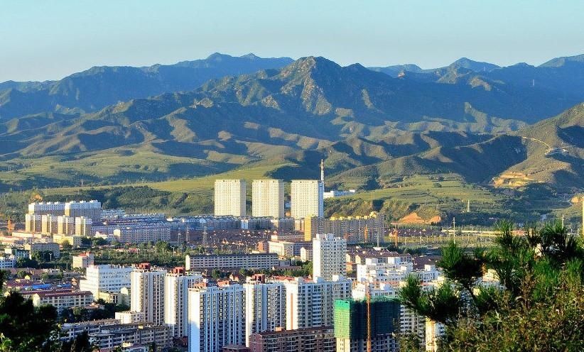 地图中的蓝色块,就是丰宁在河北省的位置.