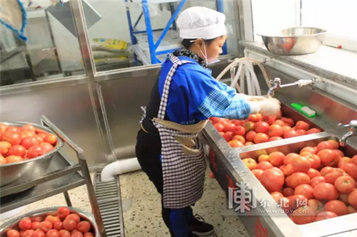 哈市中小学和幼儿园九月起陆续开设"阳光食堂" 午餐制作全程直播