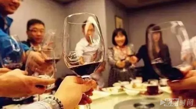 "男子在酒席上的话刷爆了朋友圈!