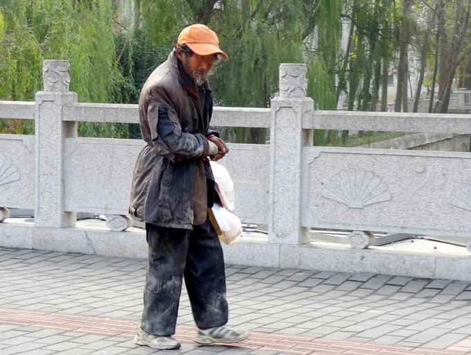 老乞丐捡到十万元现金,当失主来拿回钱的时候,却要把他告上法庭