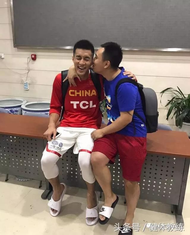 男篮帅哥郭艾伦被男粉丝吻笑成了一朵花