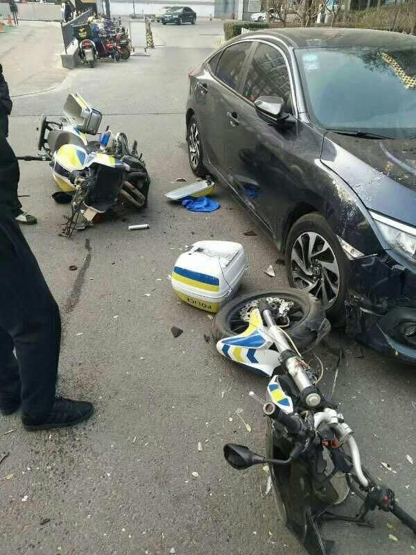 实拍石家庄一协警骑摩托车与轿车相撞 摩托车成两截