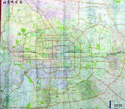 在魏有华的地图藏品中,1995年出版的《北京市区立交桥行车导向图》较