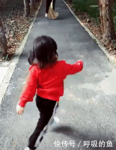 搞笑gif:兄弟,你骑个车都这么骚,我不看到你摔倒誓不罢休