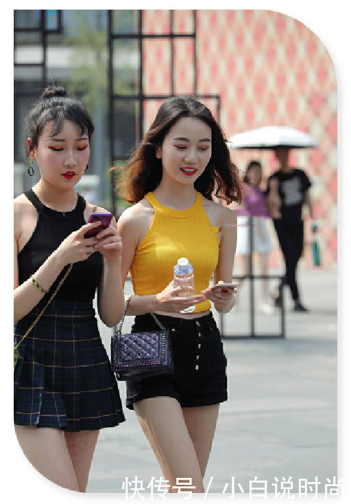 街拍:两位黄色闺蜜穿短裤女生上街,我喜欢紧身的味美女图片