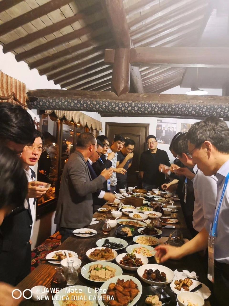"丁磊晚宴"vs"东兴饭局",大佬们吃什么?