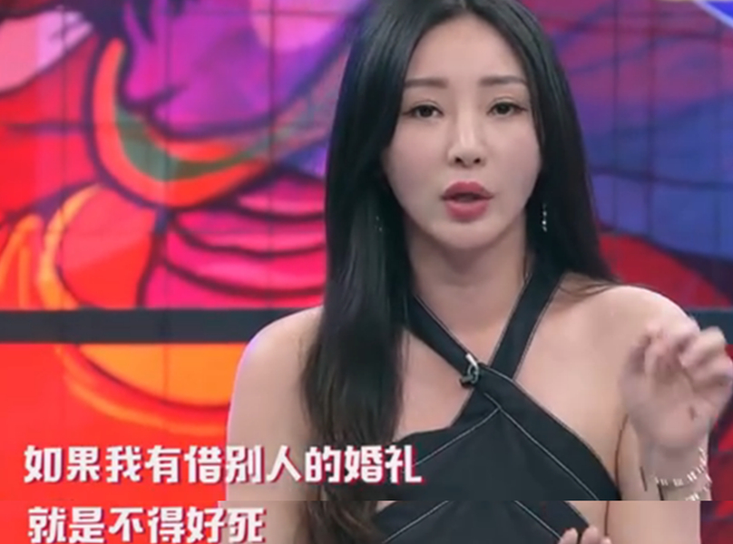 8月24日,柳岩在某访谈中提及包贝尔婚礼上被整蛊事件,她表示自己遭喷