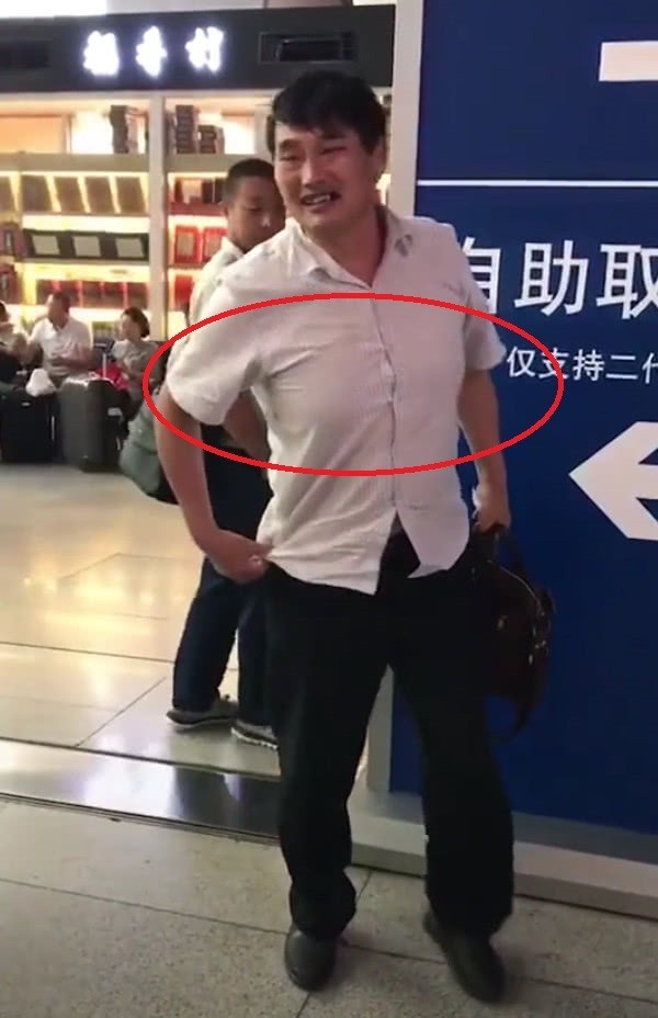 大衣哥近照曝光:胖得胸肌快把衣服撑爆推几十万商演回