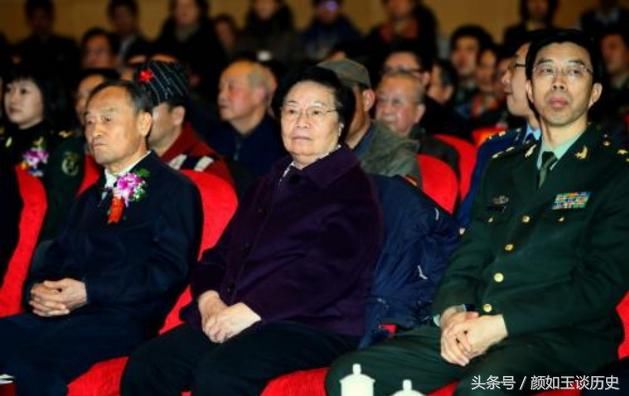 全球最高军衔家庭,妻子是第一位女中将,丈夫是上将,父亲是元帅