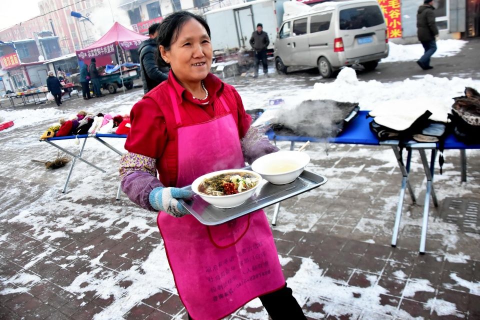 冰天雪地卖豆腐小商贩,吃早饭的情景让人心酸,他们挣钱真的不易