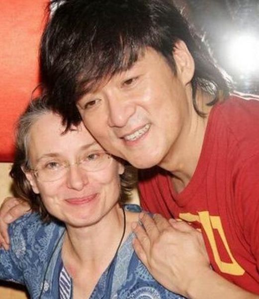 周华健57岁的本国老婆康粹兰近照,原来周华健天天面对