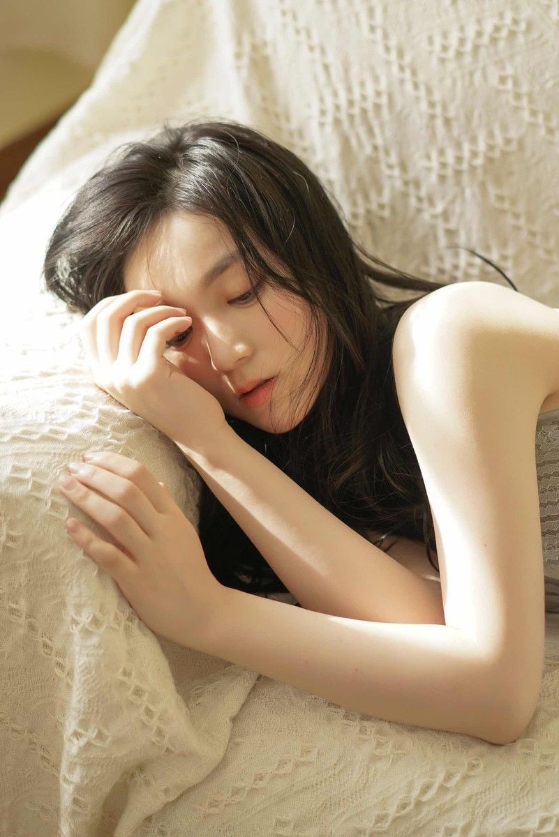 文艺范美女,长发披肩长裙忧郁气质写真图片