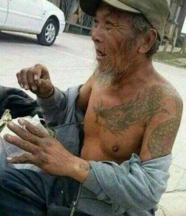 他是乔四爷手下"王牌打手",曾风光无限,晚年沦落街头捡破烂!