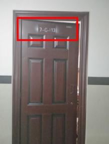 学生宿舍统一装修,深红色防盗门,门牌号为"数字 字母 数字"