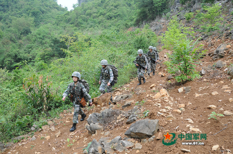 春节期间巡逻中越边防线 战士差点跌落山崖