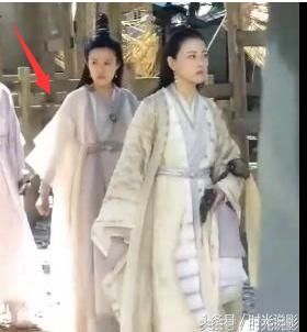 下面这张虽然没有祝绪丹,但是更加可以看清楚峨眉派弟子的造型了.