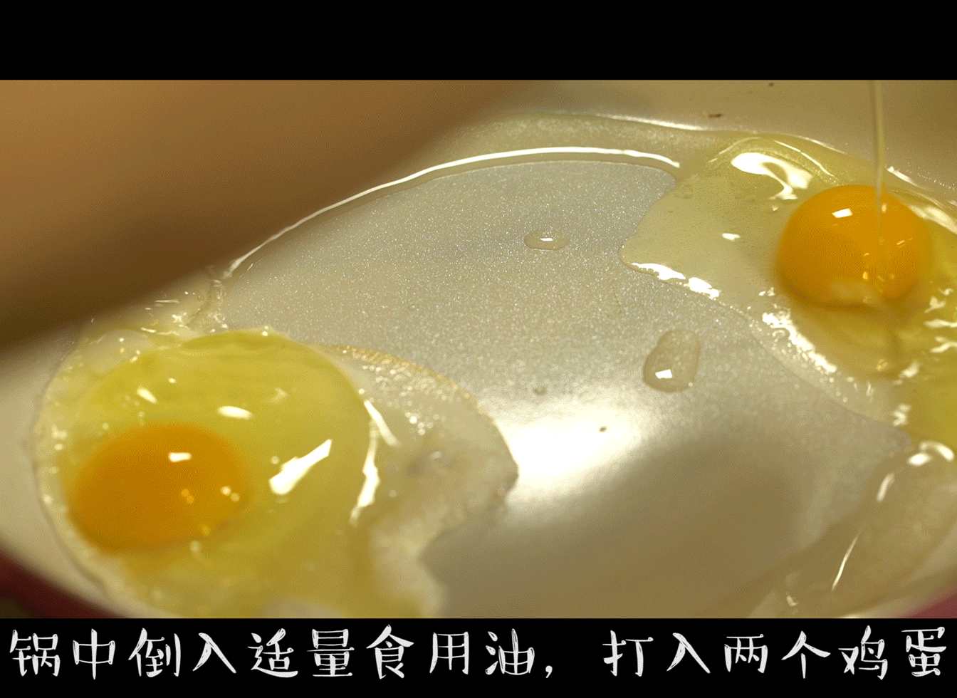 4,面饼放在油纸上刷酱,放入培根,鸡蛋和生菜,将饼卷上即可