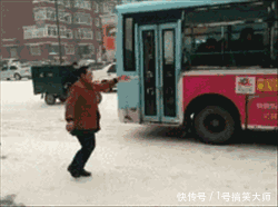 搞笑gif 妹子看见什么了,这表情耐人寻味啊