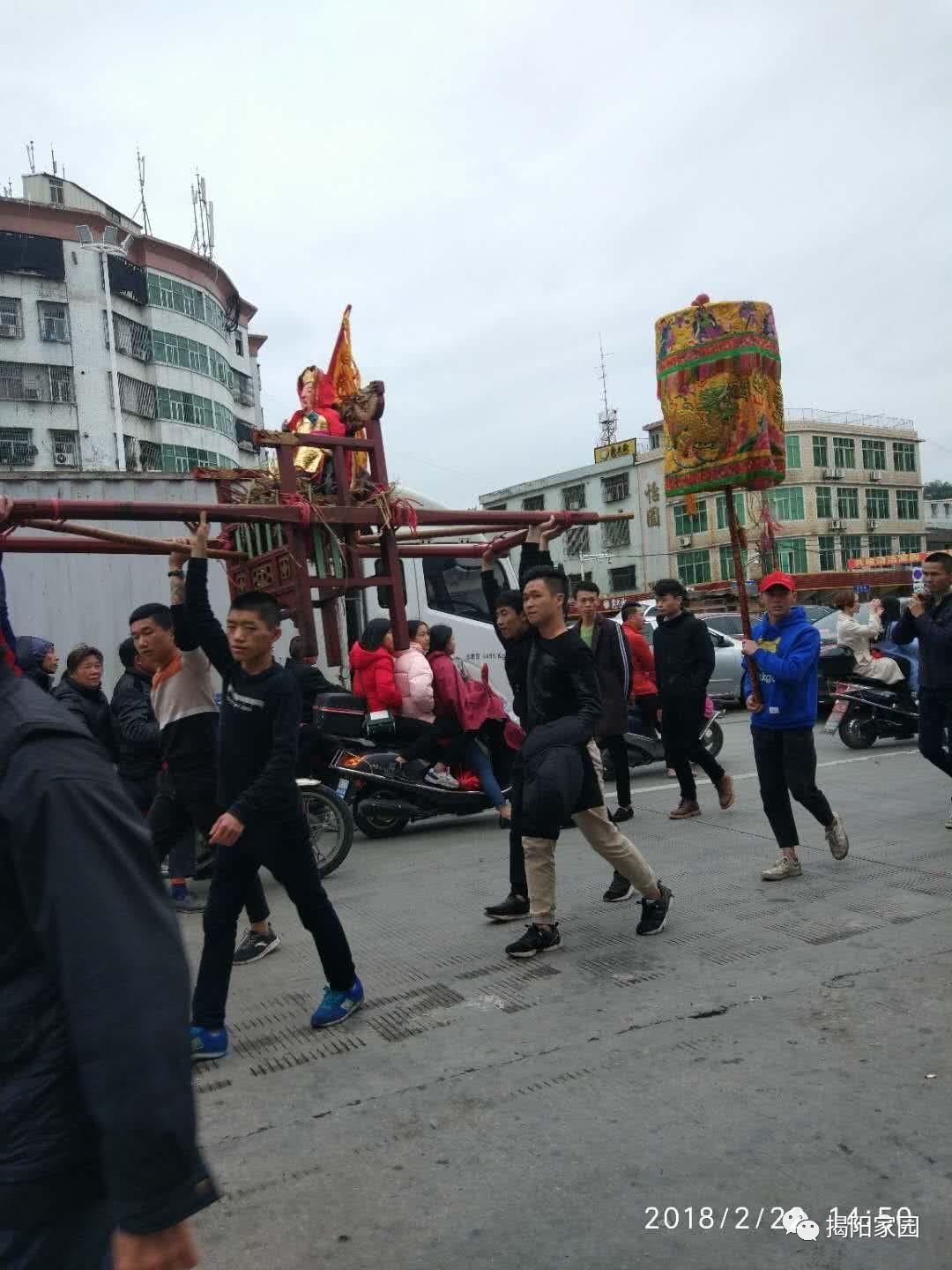 霖磐镇一村正月初七跳火堆!