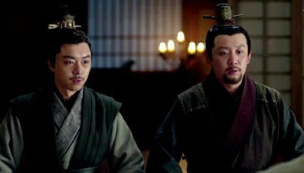 比如,梅长苏的贴身侍卫黎纲,甄平是由这部剧的执行导演王宏,赵一龙演