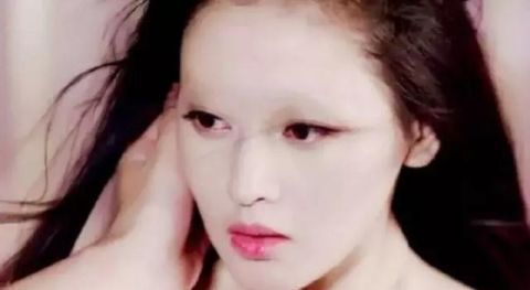 关晓彤怎么有点奇怪,没了眉毛之后,上半张脸空空荡荡的,不过关晓彤的