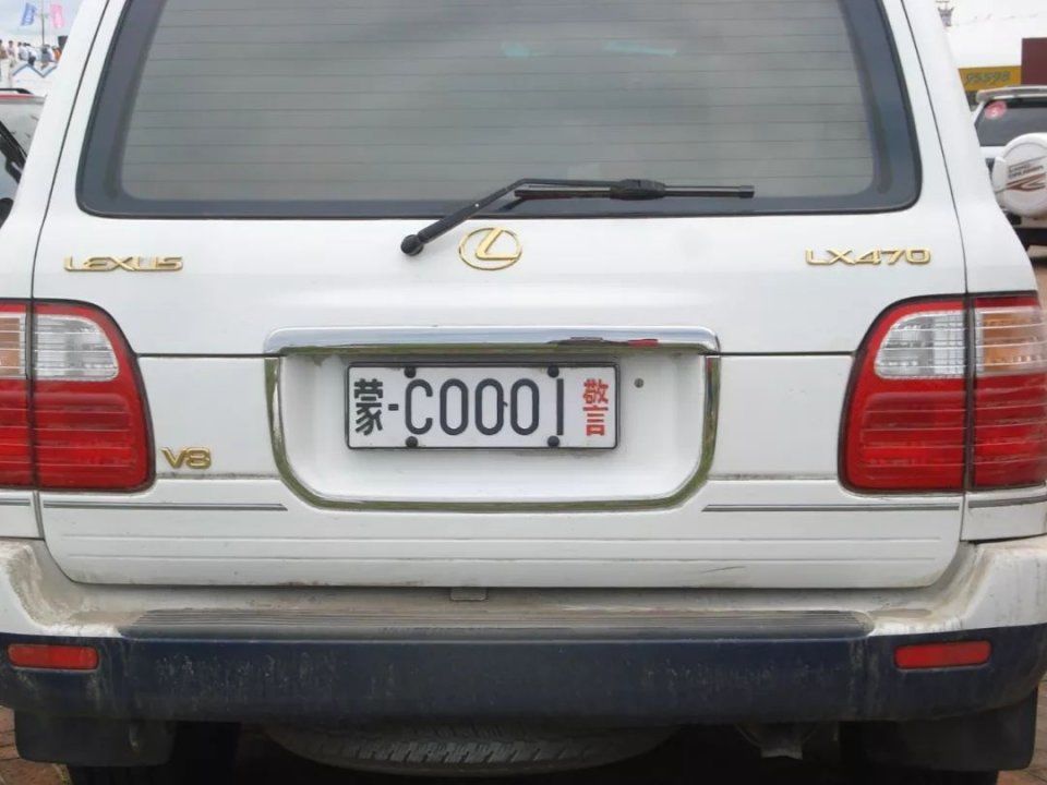 警车车牌通常为白底黑字,由左到右分别是省市自治区简称,城市代码
