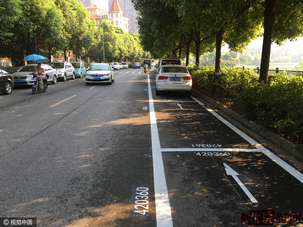 武汉路边停车位重新划线 各车位都有了"证件号"
