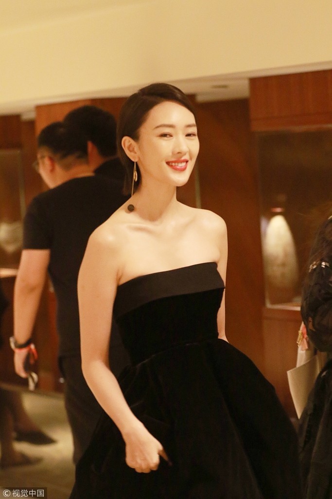 "高贵妃"童瑶穿抹胸礼服性感露酥胸 冲镜头大方微笑撞脸章子怡