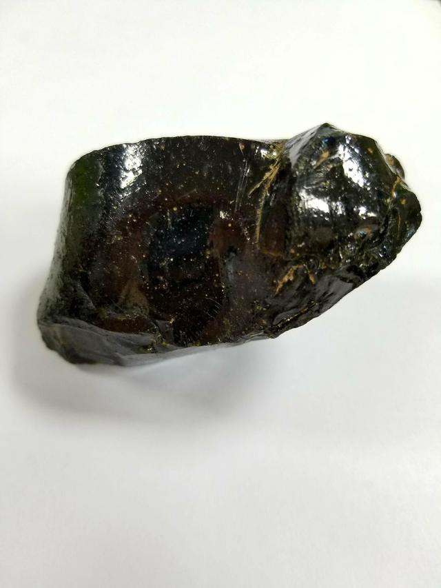 坠落在地球中罕见稀有的玻璃陨石鉴赏