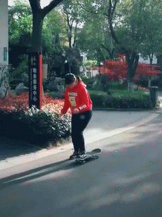 搞笑gif:好机智的新娘子,成功化解了潜在的尴尬!