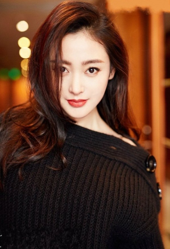 人气女星张天爱大胆秀出事业线,性感深v十分性感女人味爆棚