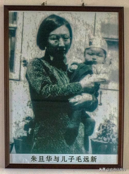 毛远新和母亲朱旦华珍贵合照,儿时抱在怀里,晚年儿子孝顺喂饭