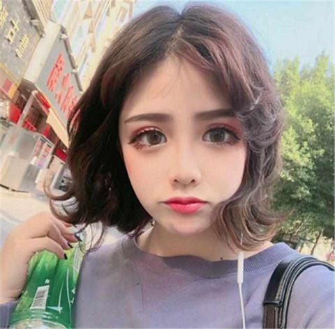 图2,不知道是天生的,还是后来ps修图的,反正这位微商女模特的眼睛