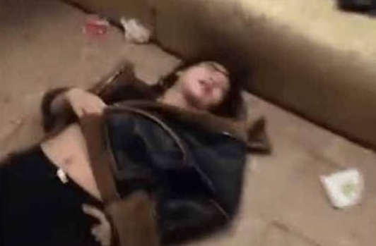 女子在ktv包厢里被灌醉,衣衫不整躺在地上,一看满地都
