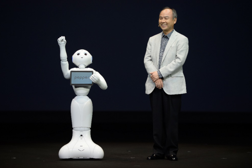Pepper是一款具有“感情认知”能力的类人机器人,身高4英尺,立足于一个由三个滚轮组成的旋转底座,内置传感器包括摄像头、激光探测器和红外传感器,可以用来侦测人类的面部特征。Pepper可爱、体贴,能与人进行闲聊,也可以用作迎宾、提供信息引导及娱乐顾客,它已经进驻日本移动电话企业SoftBank Mobile公司旗下140多家销售门店。