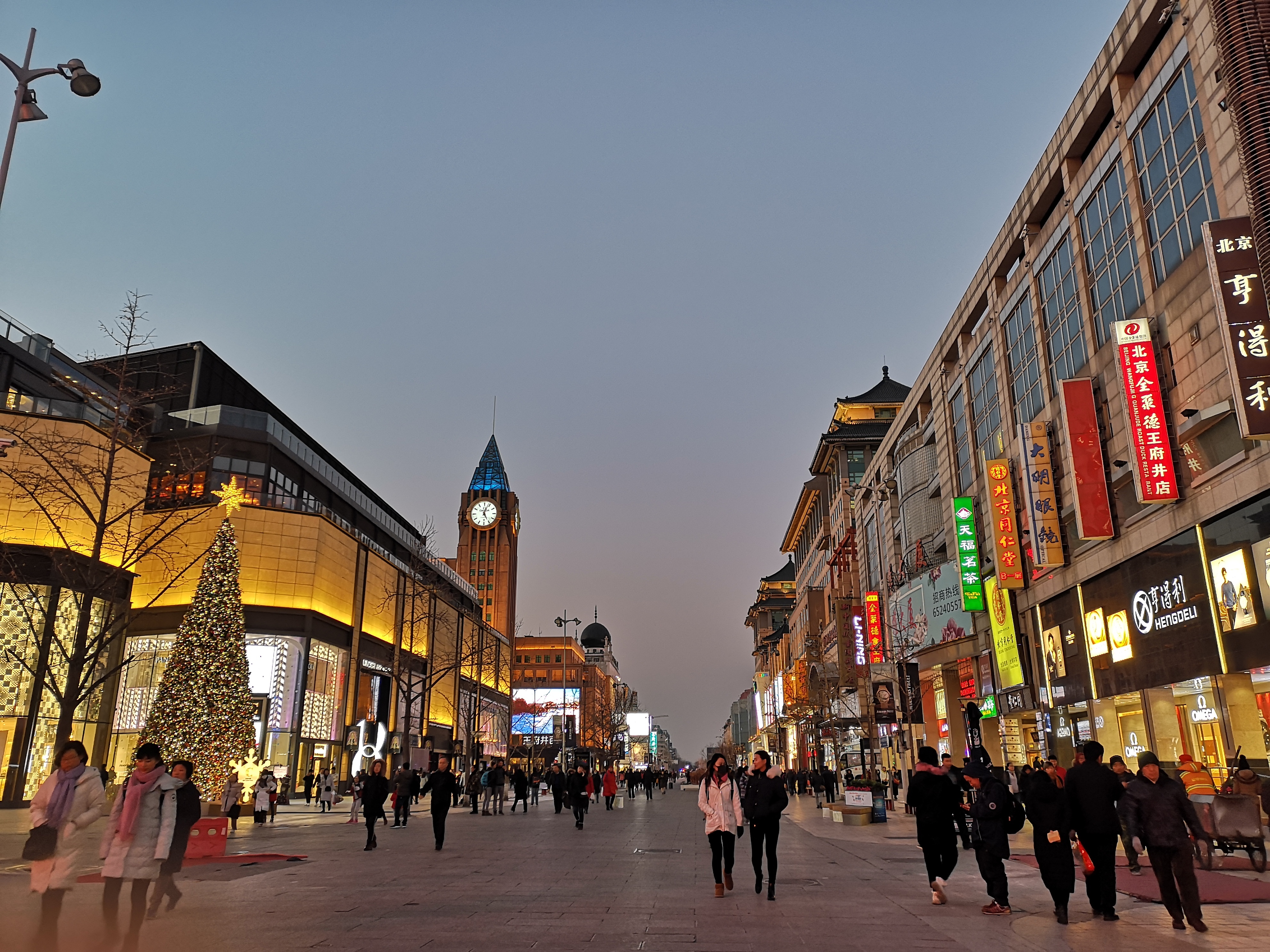 12月17日晚间,王府井步行街上的游客依然很多.新京报记者 吴靖 摄