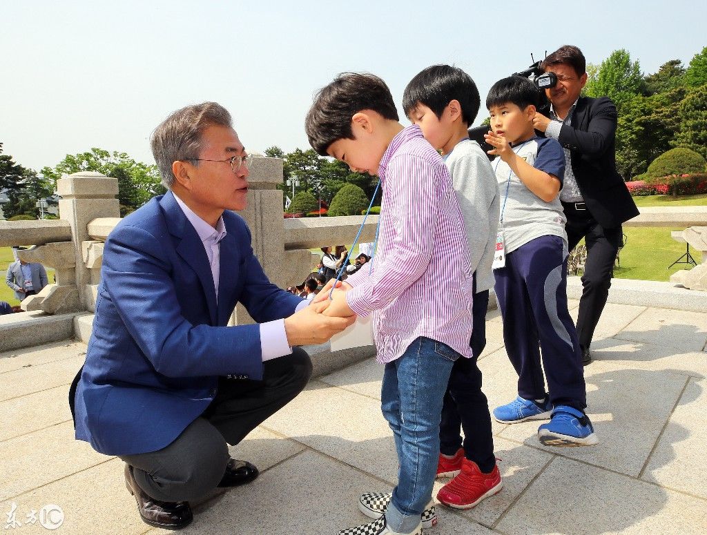 韩国小学生迎来儿童节 总统蹲下身子亲切与孩子握手