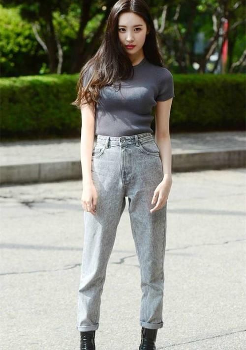 街拍:美女长相酷似刘亦菲,哈伦牛仔裤演绎酷酷的时尚