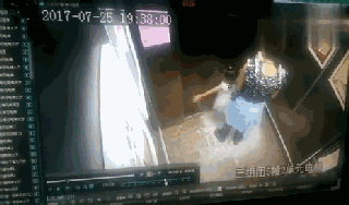 当妈的玩手机痴狂 女儿溺亡竟无人发现-北京时间