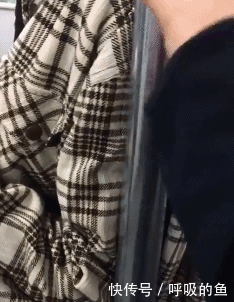 搞笑gif:大姐,你弯腰的瞬间,好像暴露了什么秘密