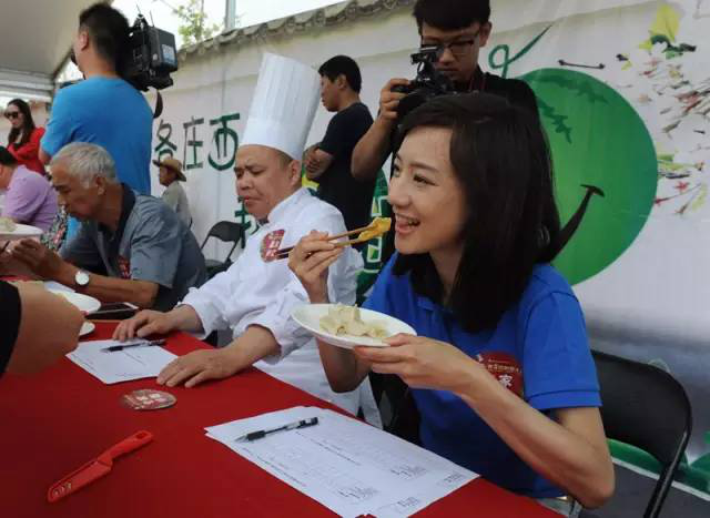 李杨薇梨花村里做评委 饺子包出"状元梦"