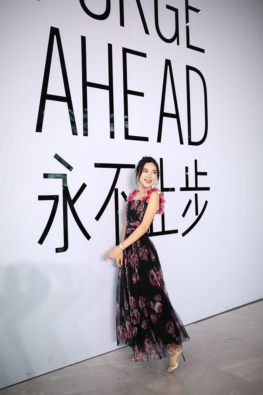 黑底红花长裙小姐姐,除了超高的颜值之外,缀在肩带上的大红花瓣也很引