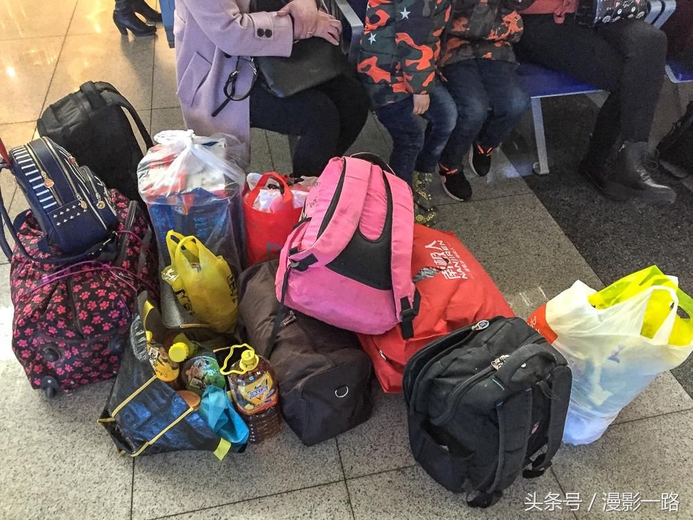 地上堆放着大堆的行李,我                    永远都带不够.