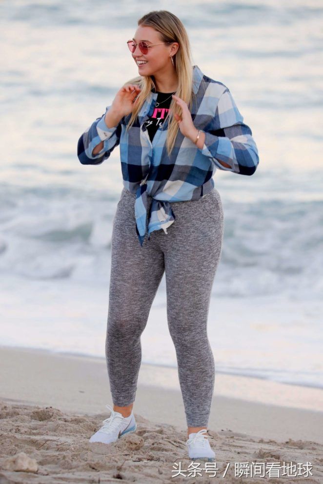 大码超模劳伦斯现身迈阿密沙滩,网友称赞她为真女神!