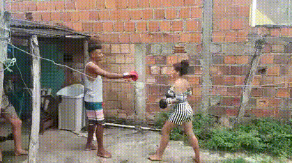 小哥厉害,一拳毁掉了自己的幸福!