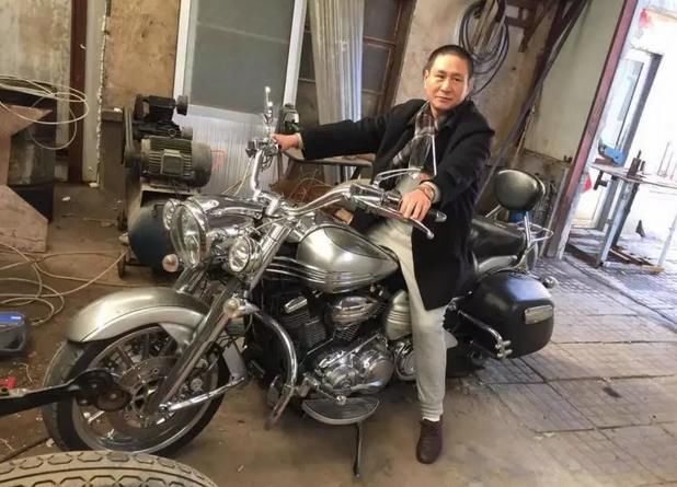 潍坊收藏家收藏了30多辆经典老爷摩托车,历时18年